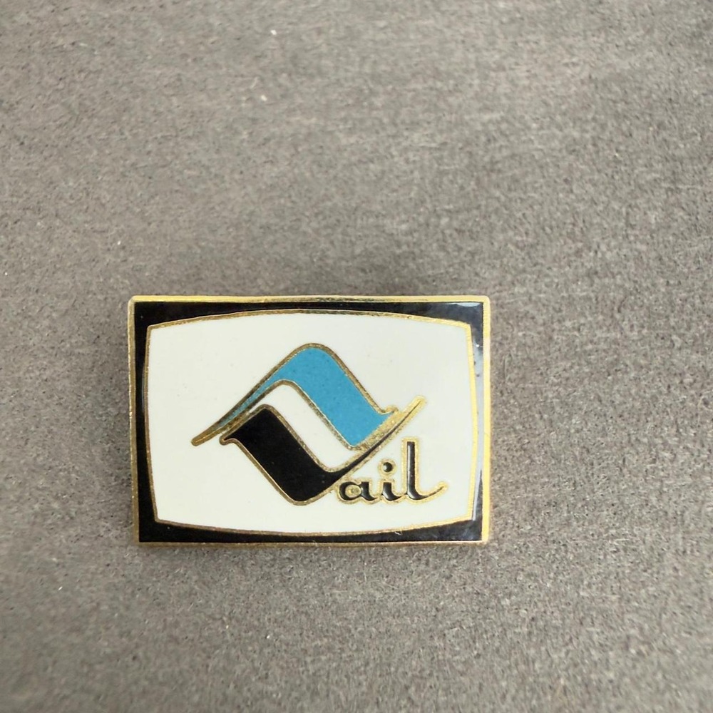 Vail Gold Tone Jewelry Pin Enamel Mountain Logo Retro Travel Accessory Japan